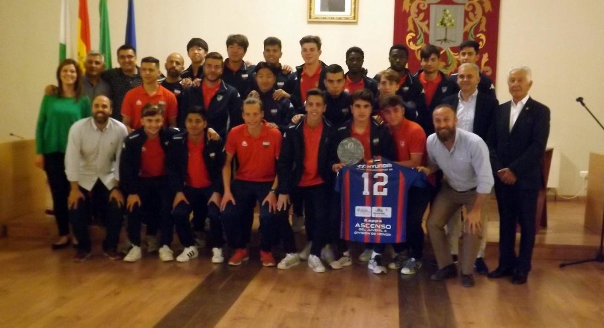 El alcalde recibe al Extremadura juvenil tras conseguir el ascenso a división de honor