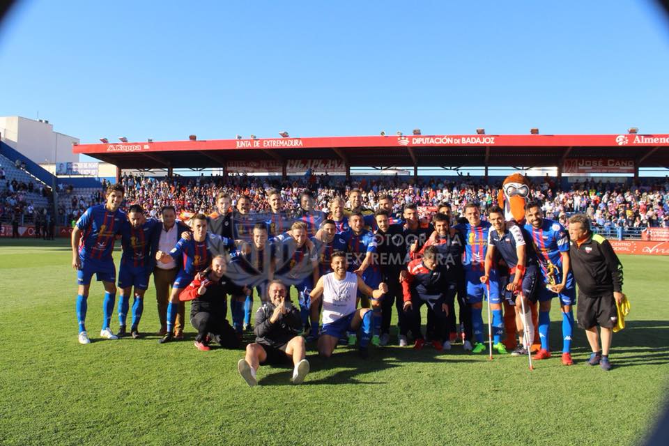 El Extremadura jugará los playoffs tras protagonizar una fiesta de goles