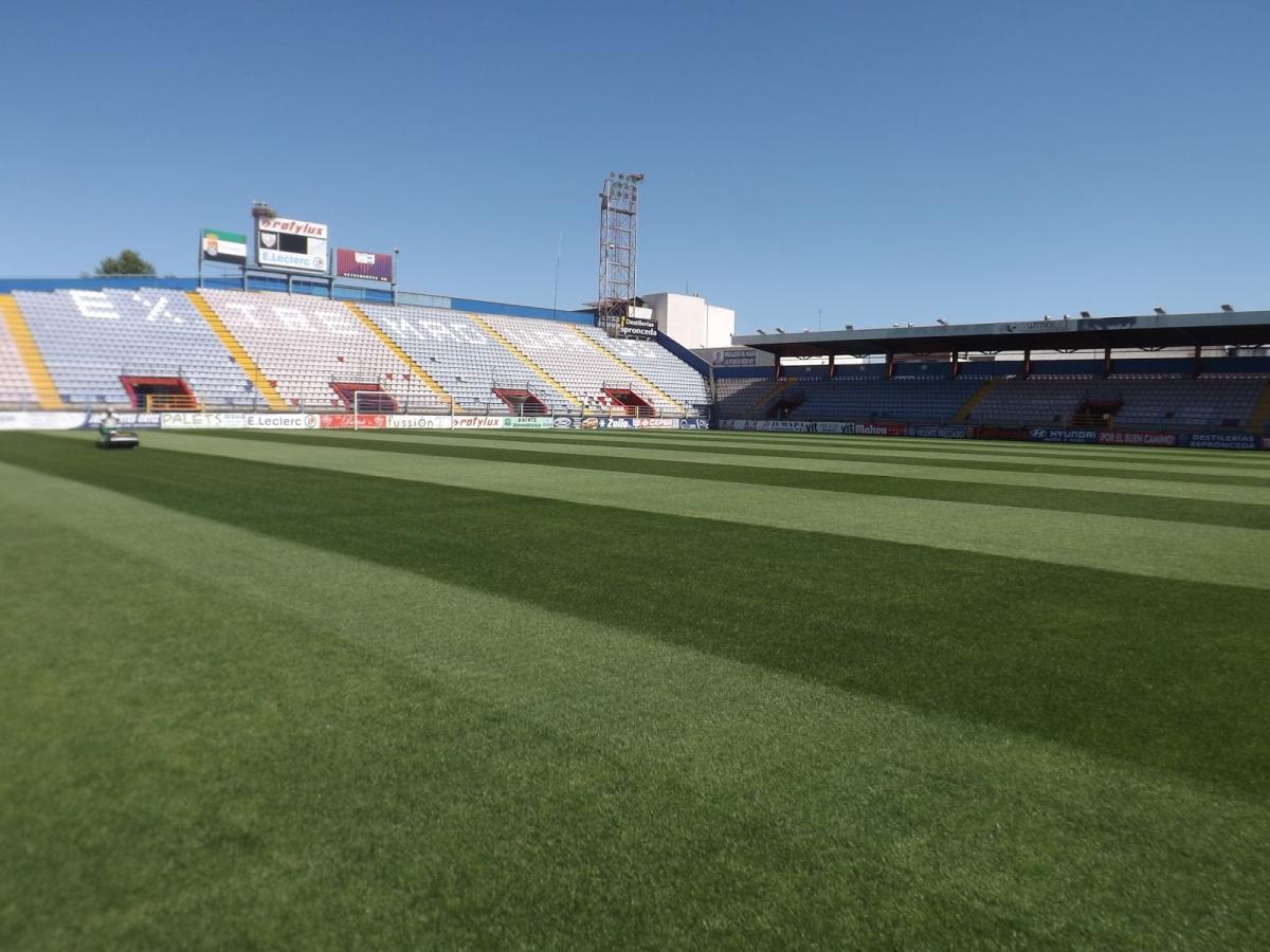 Valoran positivamente el mantenimiento del césped del campo de fútbol