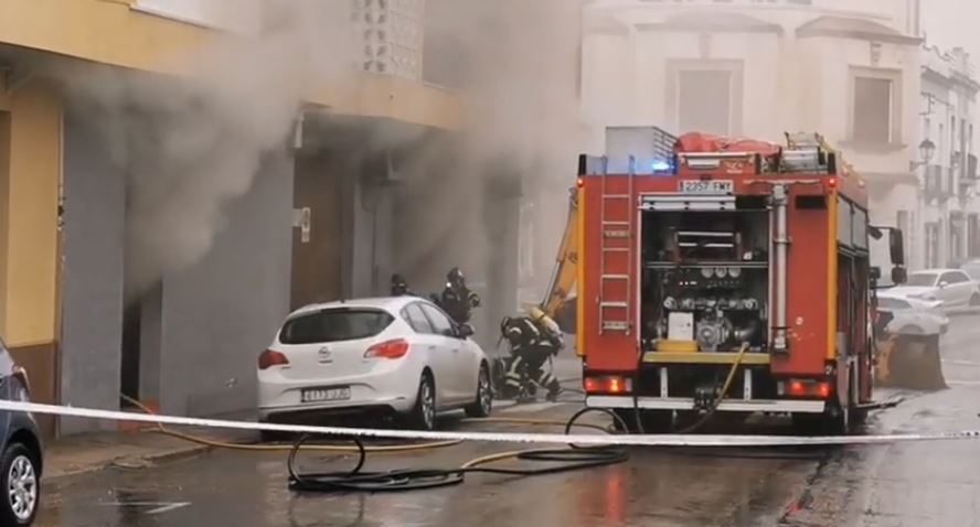 Los bomberos extinguen un incendio en un almacén de una tienda de ropa