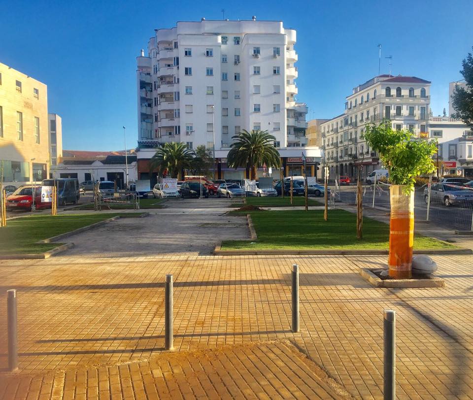 Instalan césped enrollado en el nuevo parque la Plaza de Extremadura