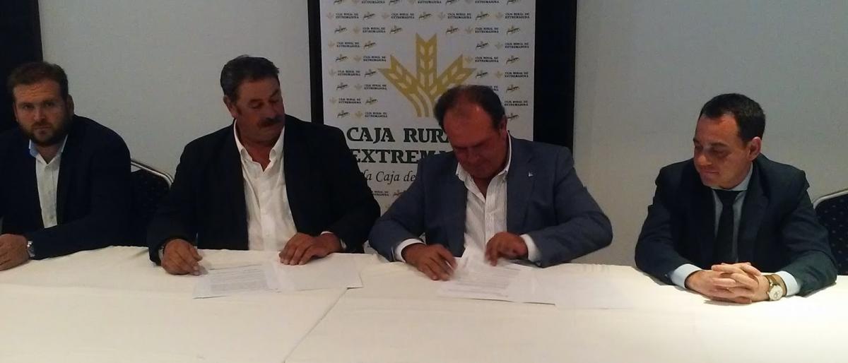 Caja Rural de Extremadura firma un convenio con la comunidad de regantes