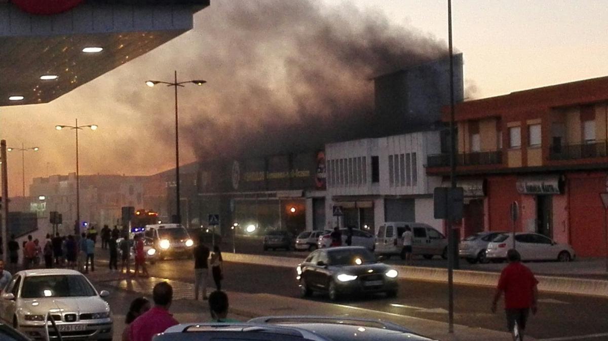 Incendio en un concesionario de coches de la Avenida Rodríguez Ibarra 