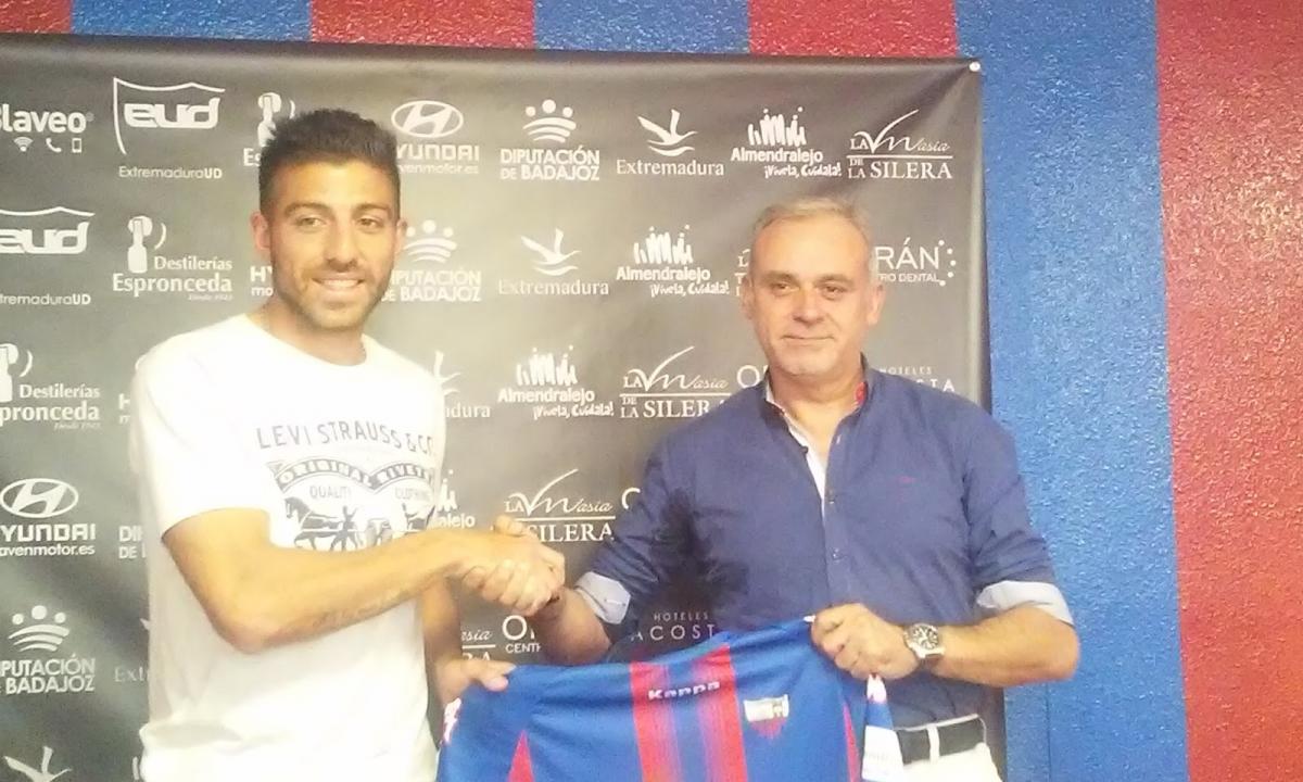 Giovanni Zarfino fue presentado como jugador del Extremadura UD 