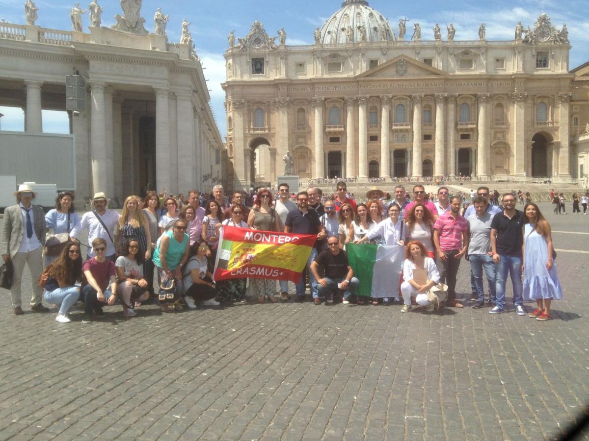 La expedición almendralejense llega a Italia los 41 expedicionarios visitan la basílica de San Pedro