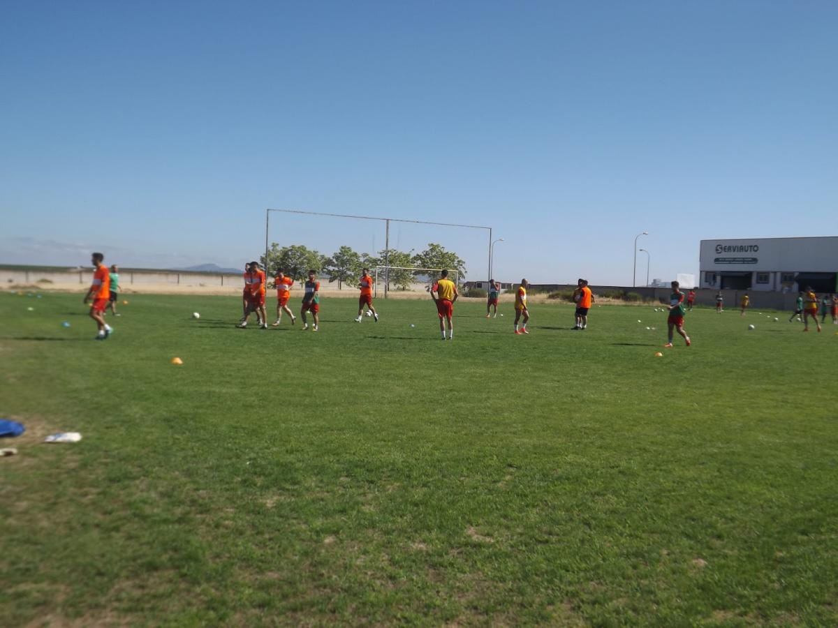 El filial del Extremadura inicia la pretemporada probando a varios jugadores