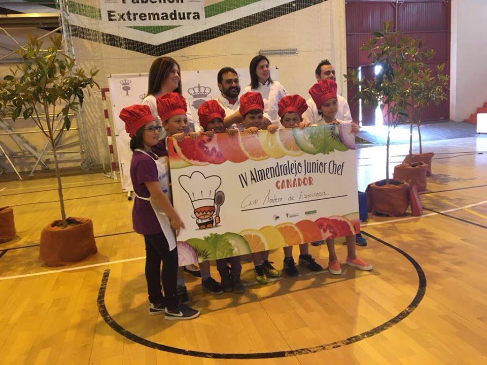 Alumnos de diferentes centros participan en un concurso de cocina