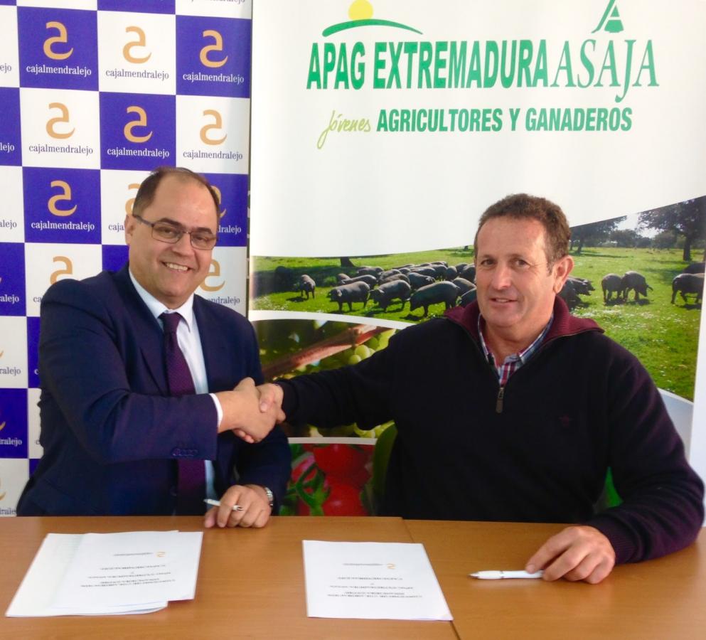 Apag Extremadura Asaja firma un convenio de financiación para sus socios con Cajalmendralejo