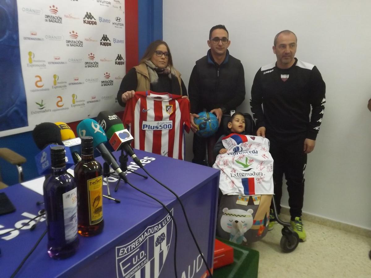 Sabas dona material deportivo a la familia de Pablo Asensio