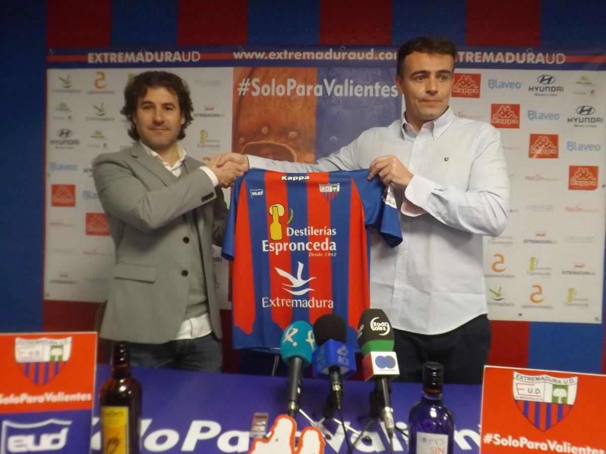 Presentan a Javi Bayón como nuevo entrenador del Extremadura B