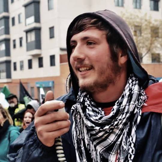 Podemos se solidariza con el activista multado del Campamento Dignidad