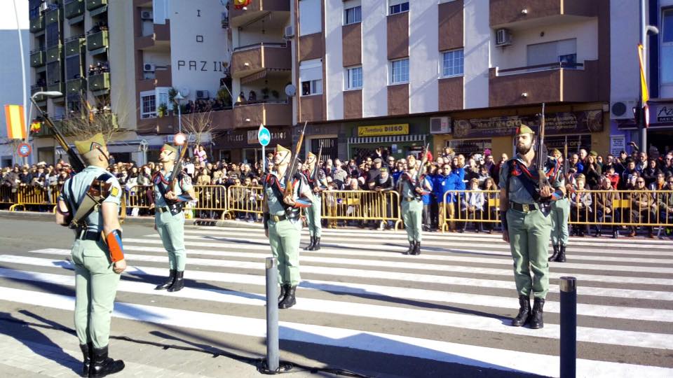 Miles de personas asistieron el sábado al homenaje a la Legión Española y a la inauguración del monolito en su honor en la rotonda del presidente Adolfo Suárez