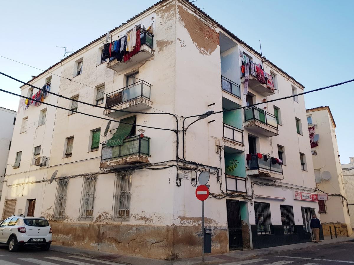 El Ayuntamiento ejecutará la rehabilitación de la fachada de un inmueble en mal estado en San José