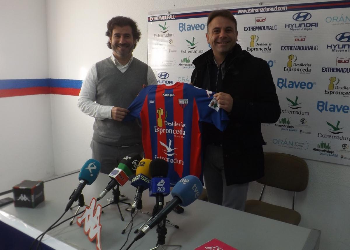 Ángel Becerra anuncia cinco nuevos fichajes para el Extremadura UD