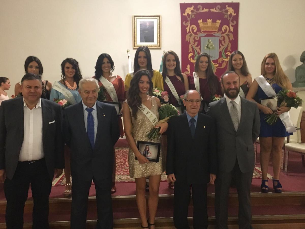 Proclamación de la reina y recepción oficial