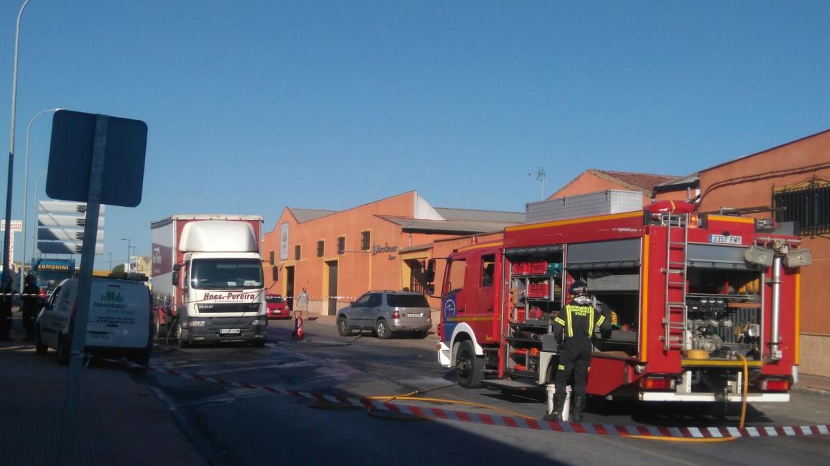 Un camión arrastra un cable y el cuadro de fusibles que sale ardiendo en ese momento provocando un corte de luz en la Avenida de A Rúa