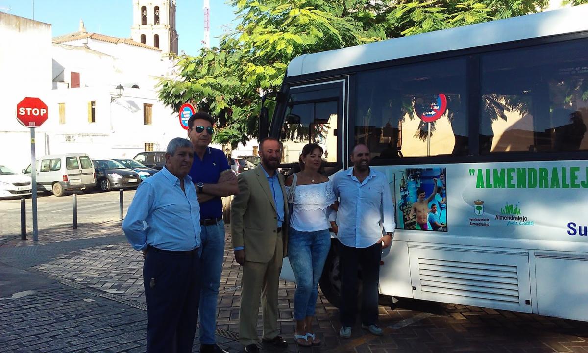 Almendralejo apoya a los sus deportistas olímpicos con una novedosa iniciativa rótulos en los autobuses de las dos líneas de transporte público