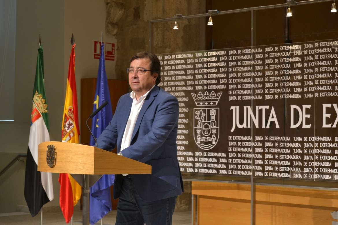 El presidente de la Junta de Extremadura, Guillermo Fernández Vara, ha anunciado los decretos que regulan las concesiones de las Medallas de Extremadura 2016