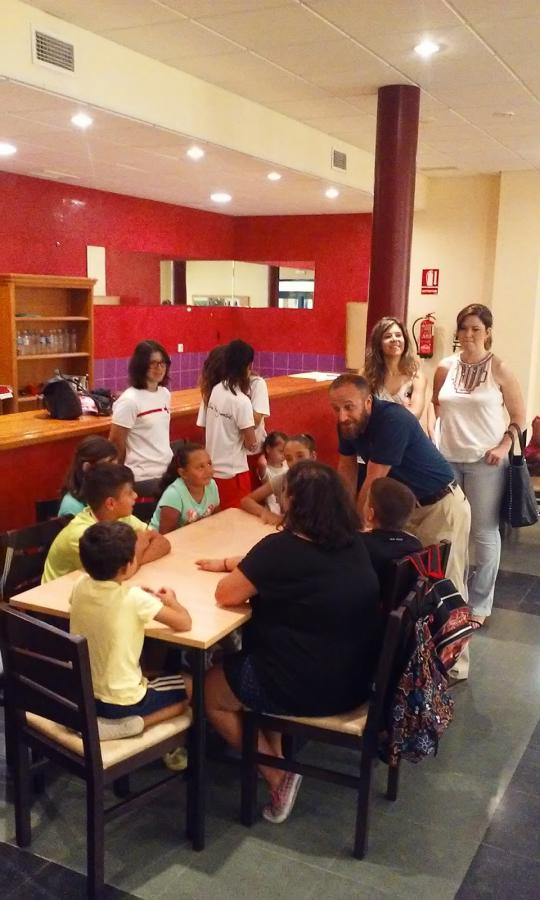 El alcalde de Almendralejo visita las instalaciones del Palacio del Vino y la Aceituna para comprobar las actividades que realizan los Espacios Saludables de Cruz Roja