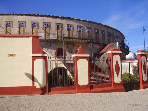 Adecentan la fachada de la plaza de toros de Almendralejo