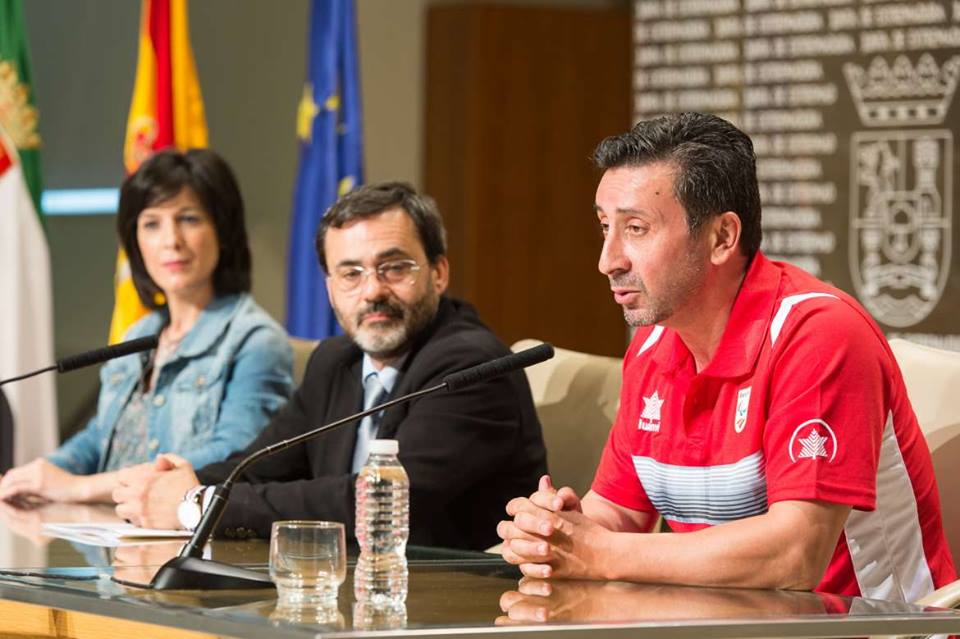 Juan Bautista y el resto del equipo paralímpico es recibido en la Junta de Extremadura