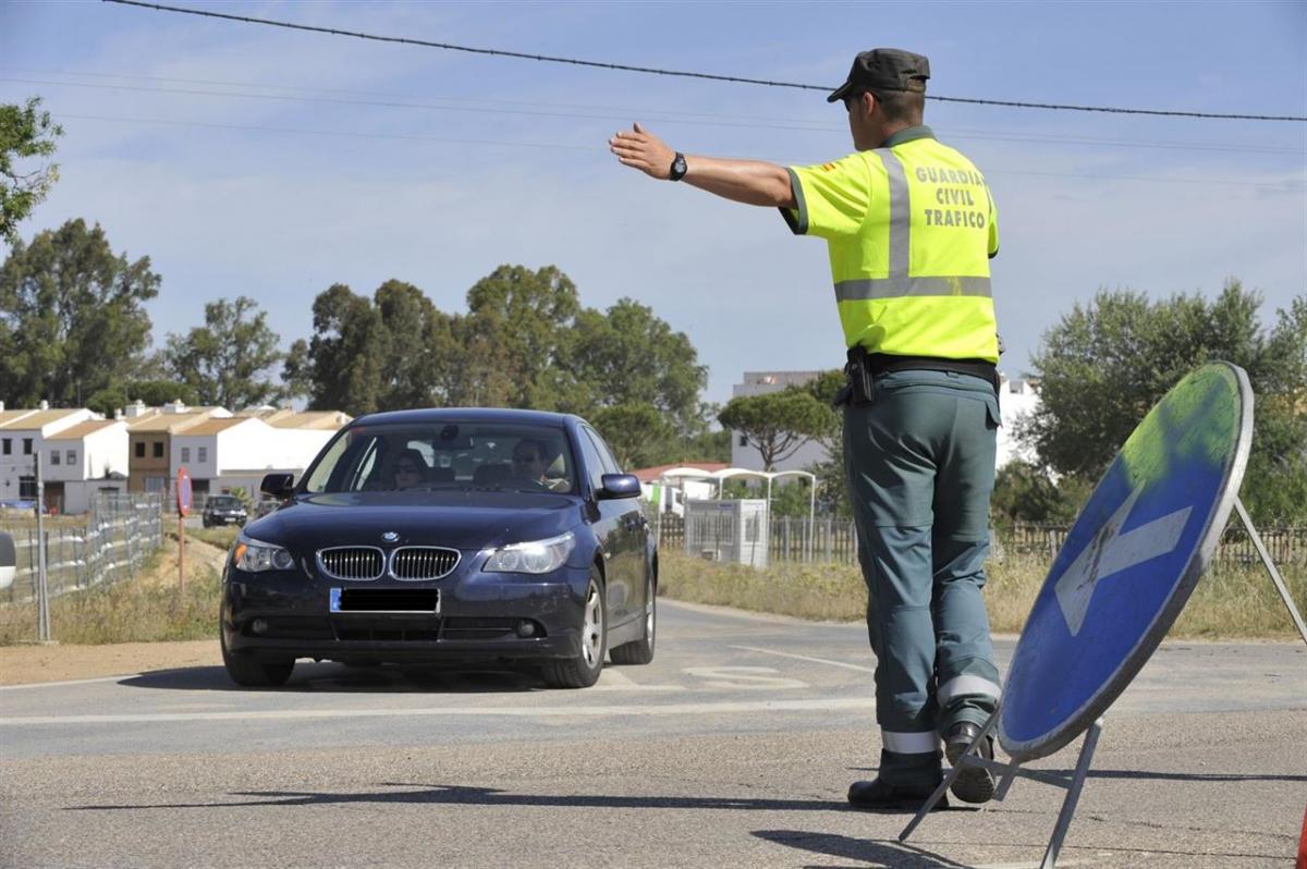 La Guardia Civil incrementa el control sobre las distracciones de los conductores y uso de los sistemas de retención en los vehículos