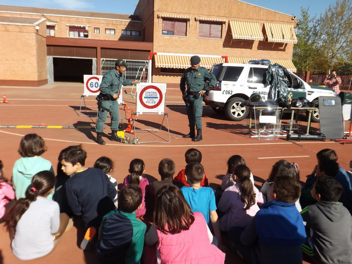 La Guardia Civil realiza exhibiciones y charlas a alumnos del Espronceda
