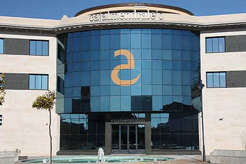 Cajalmendralejo ultima la compra de la red de oficinas de Cajasur Banco en Extremadura