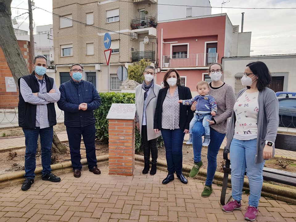 Inauguran el monolito en homenaje a la matrona Carmen Copín