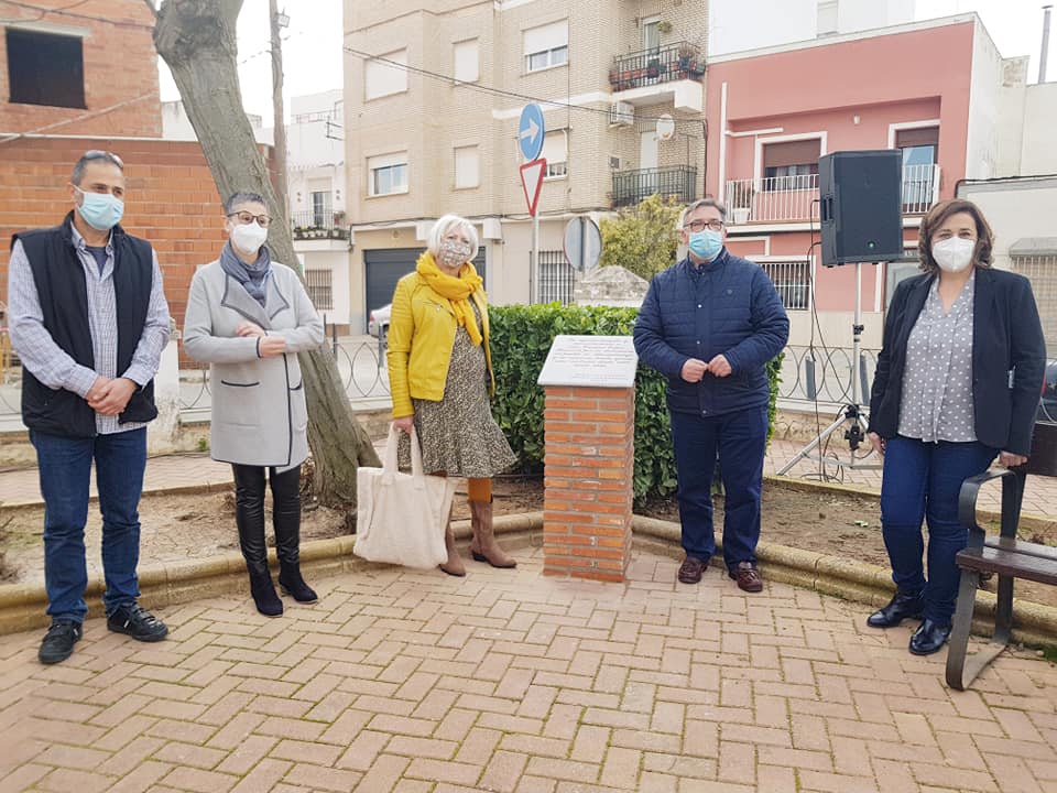 Inauguran el monolito en homenaje a la matrona Carmen Copín