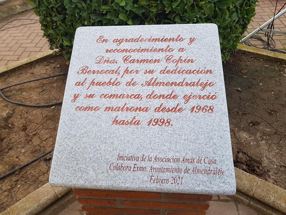 Inauguran el monolito en homenaje a la matrona Carmen Copín