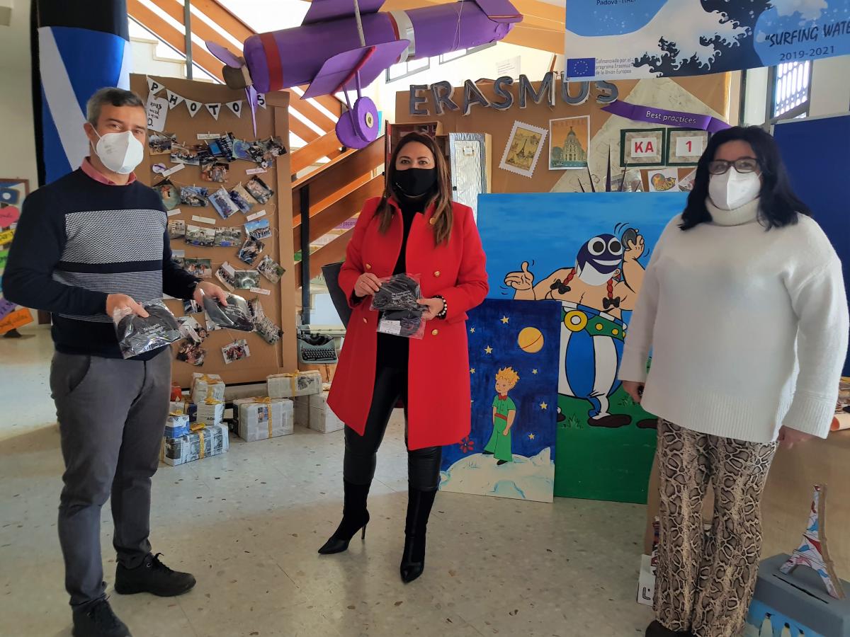 Salud reparte más de mil mascarillas entre alumnos de Bachillerato