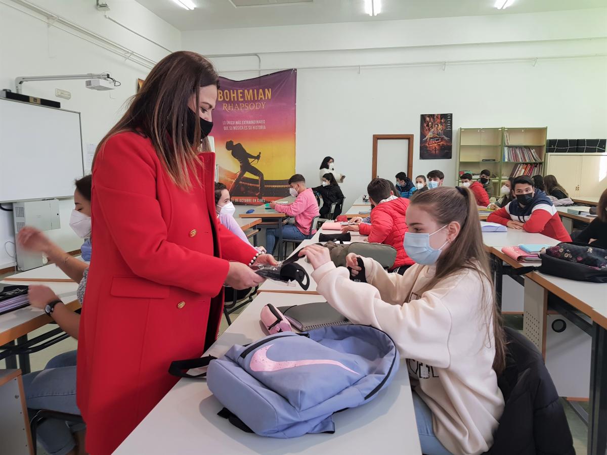 Salud reparte más de mil mascarillas entre alumnos de Bachillerato