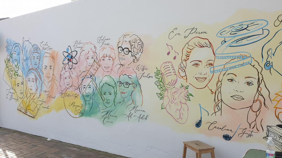 María Barrios crea un mural con mujeres representativas de la historia