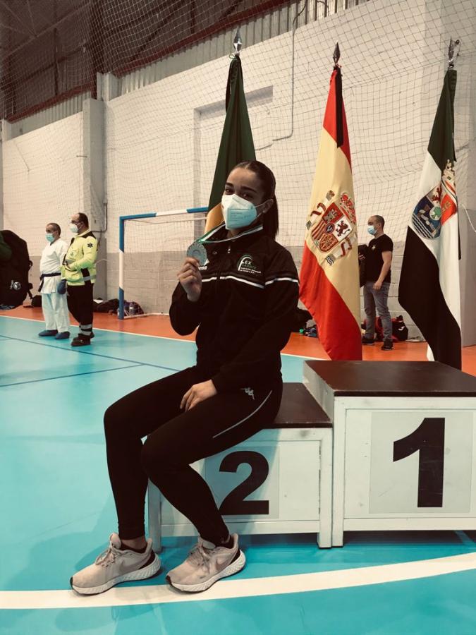 Paola García Lozano se cuelga la medalla de plata en el campeonato de Extremadura senior