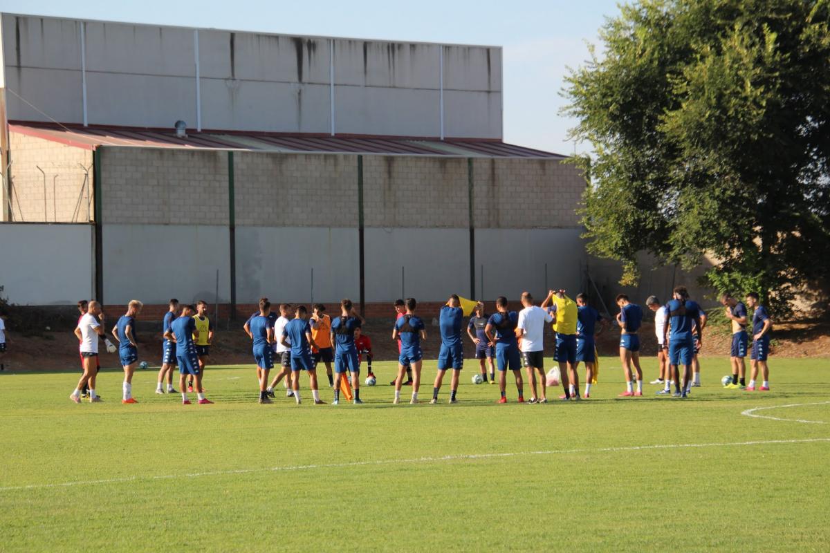 Cuatro positivos en el Extremadura provocan la cancelación de sus partidos