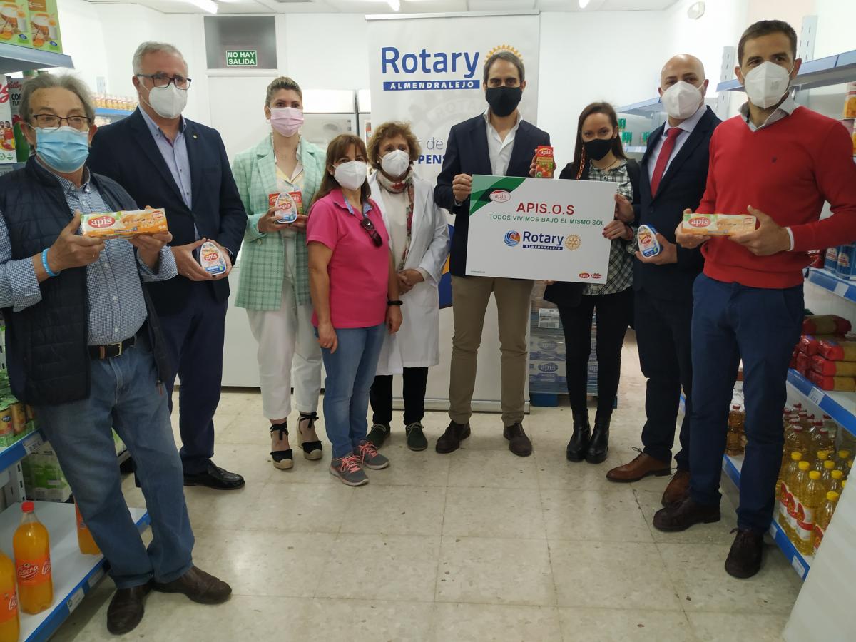 El club Rotary y Apis donan productos agroalimentarios al economato 