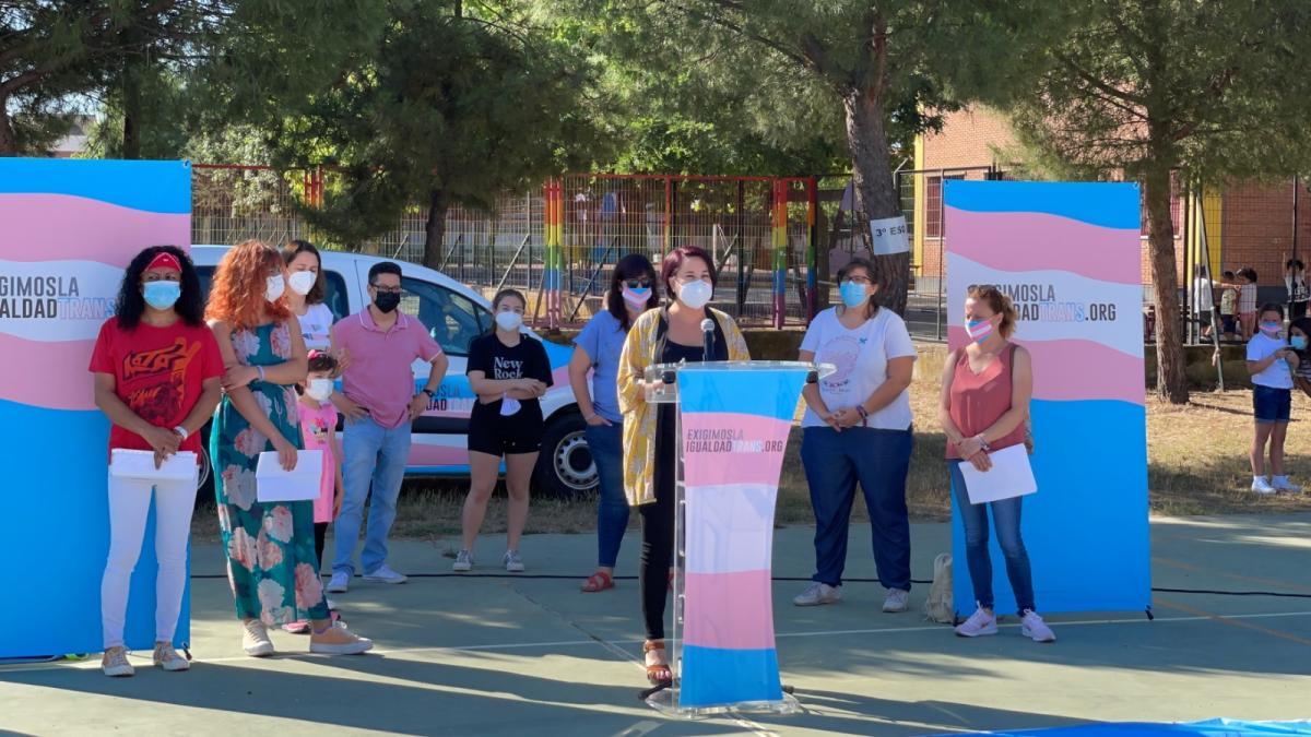 La bandera por la igualdad de las personas trans llega a Almendralejo