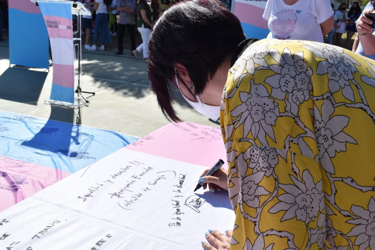 La bandera por la igualdad de las personas trans llega a Almendralejo