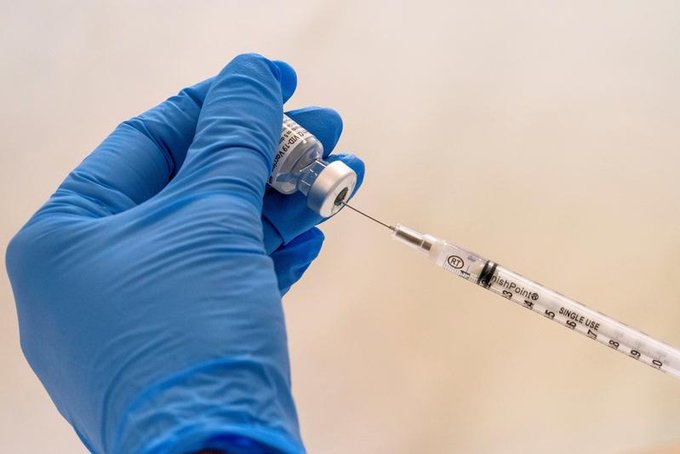 Las personas nacidas en 1981 reciben la primera dosis de vacuna hoy en el Palacio del Vino y la Aceituna