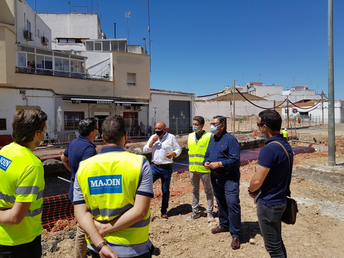 El alcalde visita la obra de la Plaza de Extremadura para comprobar su estado