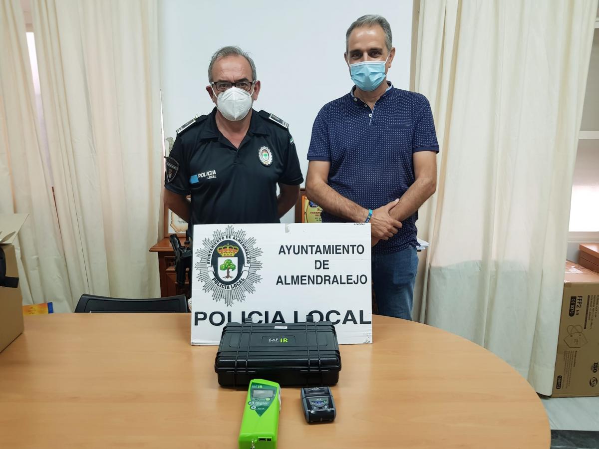 La Policía Local de Almendralejo dispone ya de un etilómetro portátil 