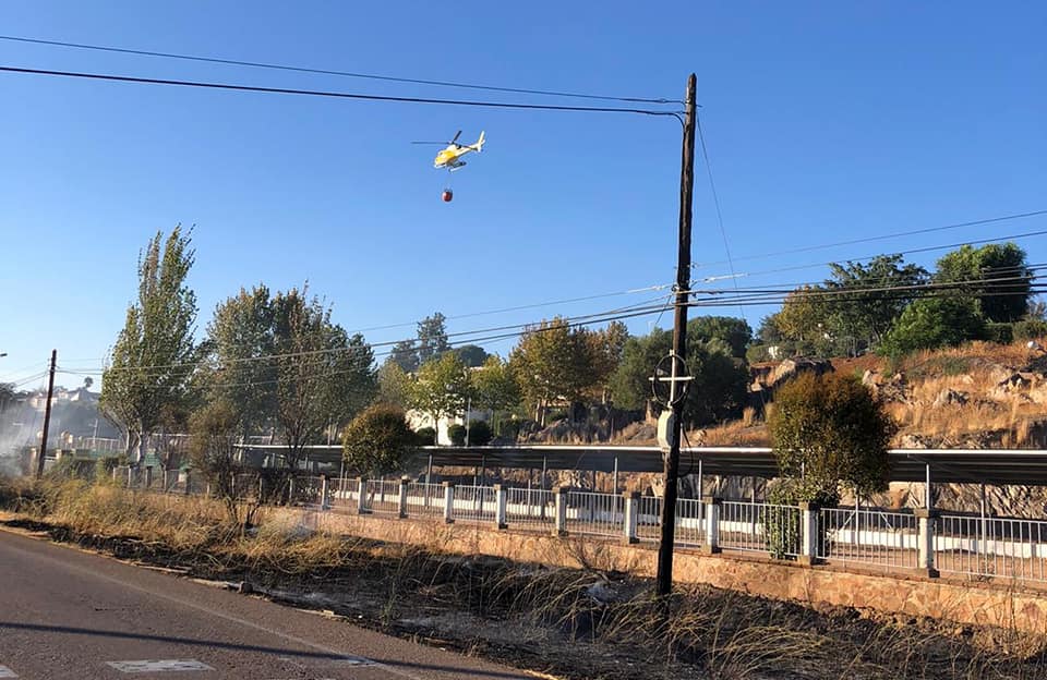 Un helicóptero del Infoex acude a la zona de San Marcos para sofocar un incendio