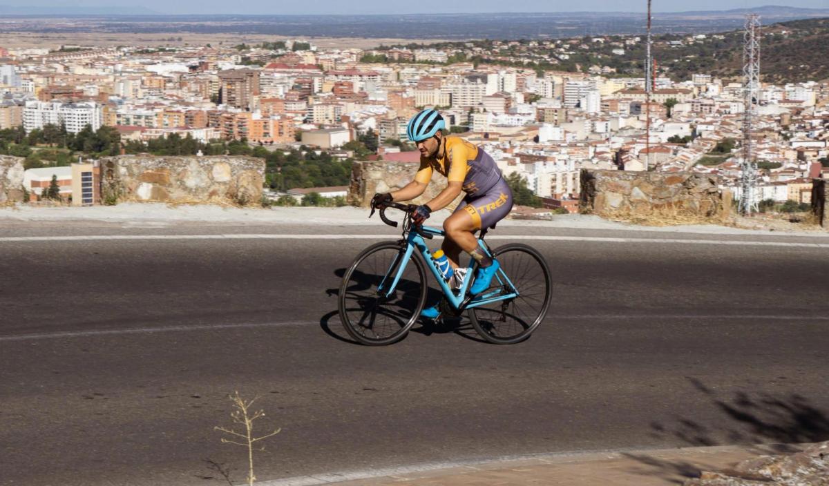 El equipo ciclista Yelow Team supera el ‘Everesting Challenge’