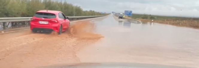 Las lluvias provocan zonas inundadas y la caída de varias cornisas