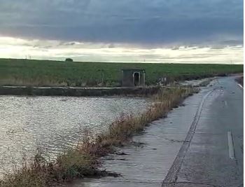 Las lluvias provocan zonas inundadas y la caída de varias cornisas