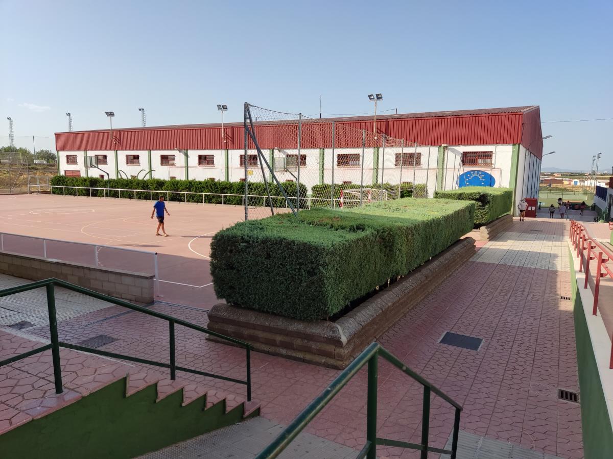 Cubrirán la pista polideportiva situada entre los pabellones del Tomás de la Hera