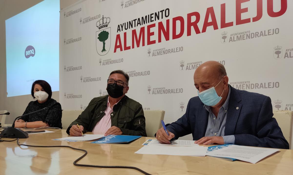 Firman el convenio que convierte a Almendralejo en ‘Ciudad Amiga de la Infancia’