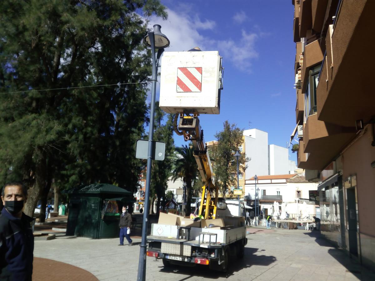 Ha comenzado ya la segunda fase del proyecto de eficiencia energética con la instalación de nuevas luminarias en la Carretera de Badajoz