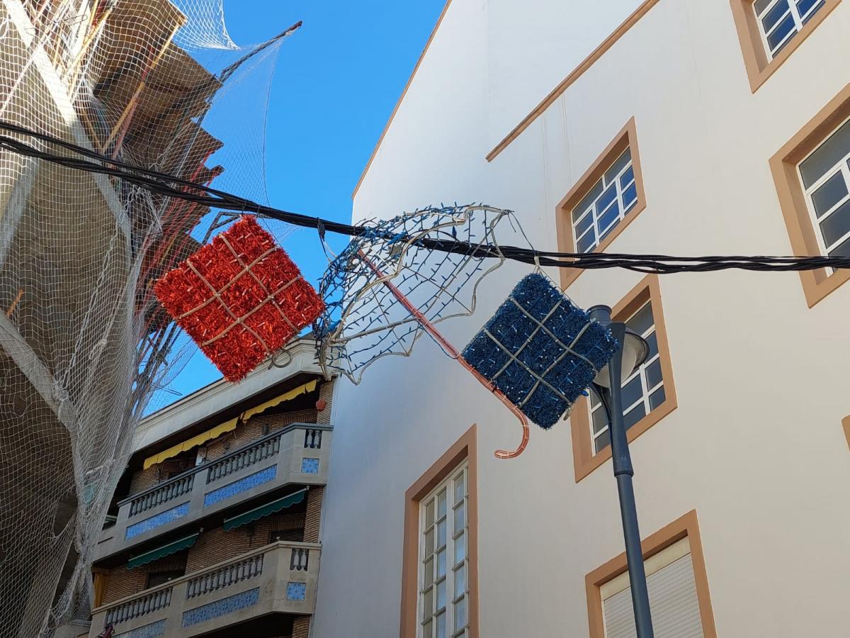 La instalación del alumbrado extraordinario de Navidad avanza rápidamente en varias zonas de Almendralejo